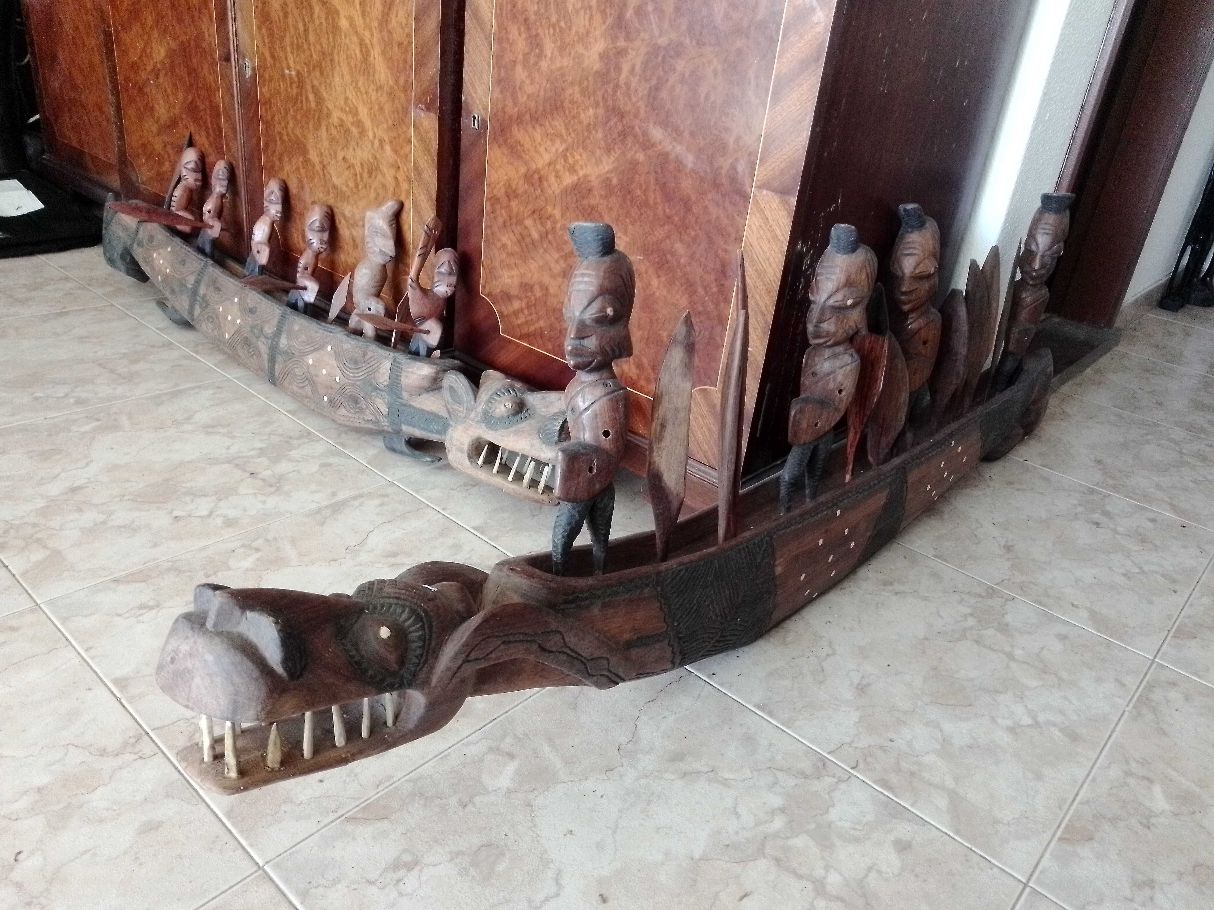 arte africana canoas com guerreiros peças unicas