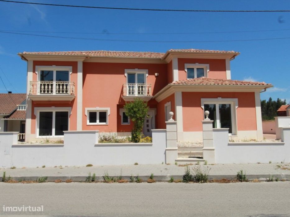 Fantástica moradia V7 com piscina e terreno