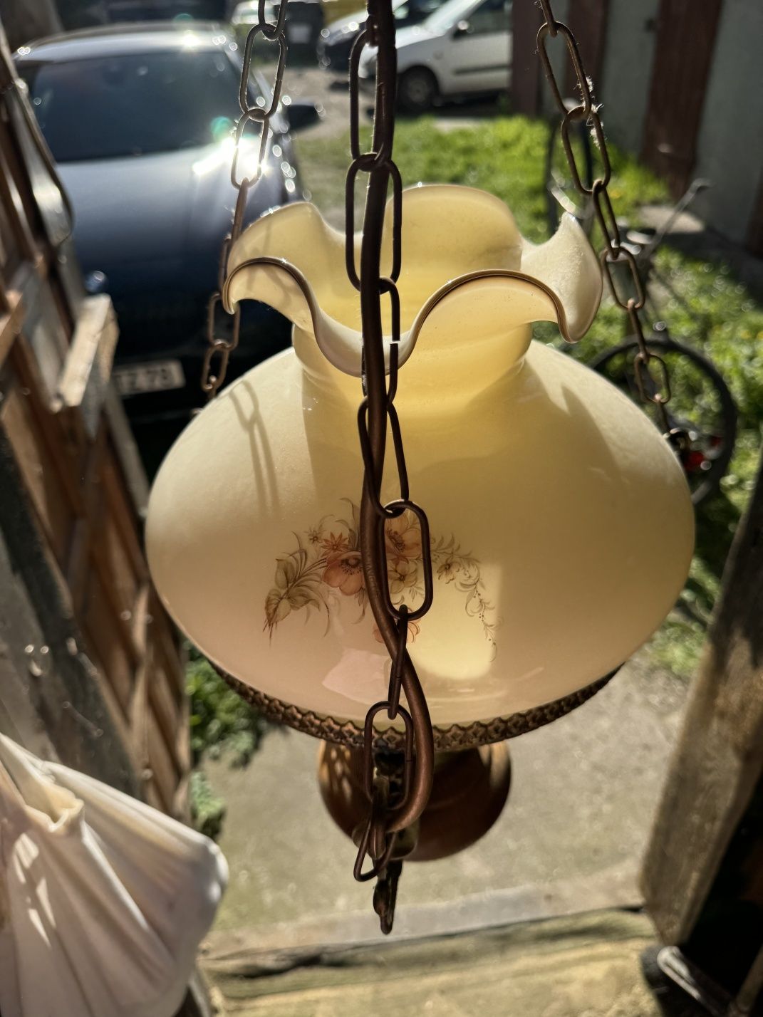 Lampa sufitowa klosz zdobiony.