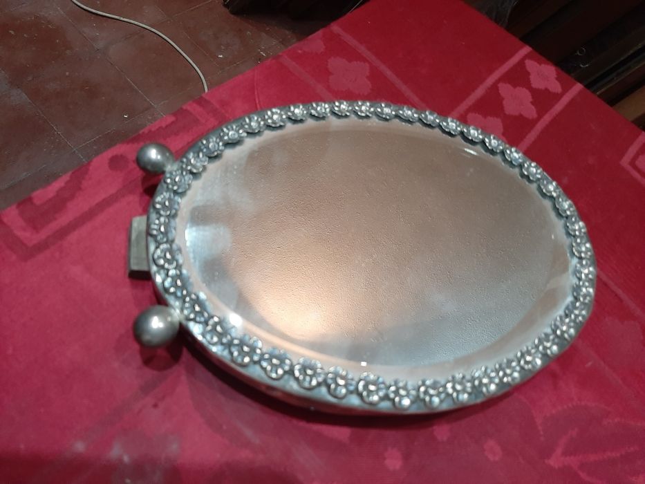 Espelho Oval ornamentado em prata