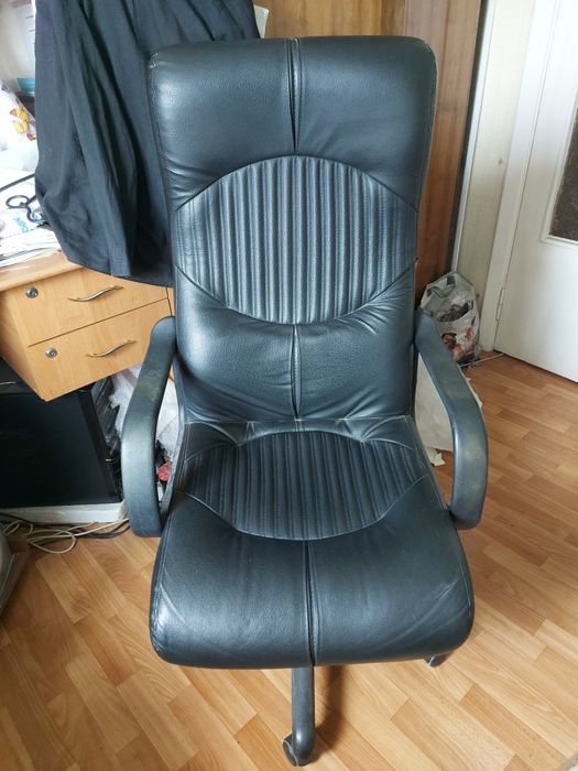 Кровать односпальну, крісло