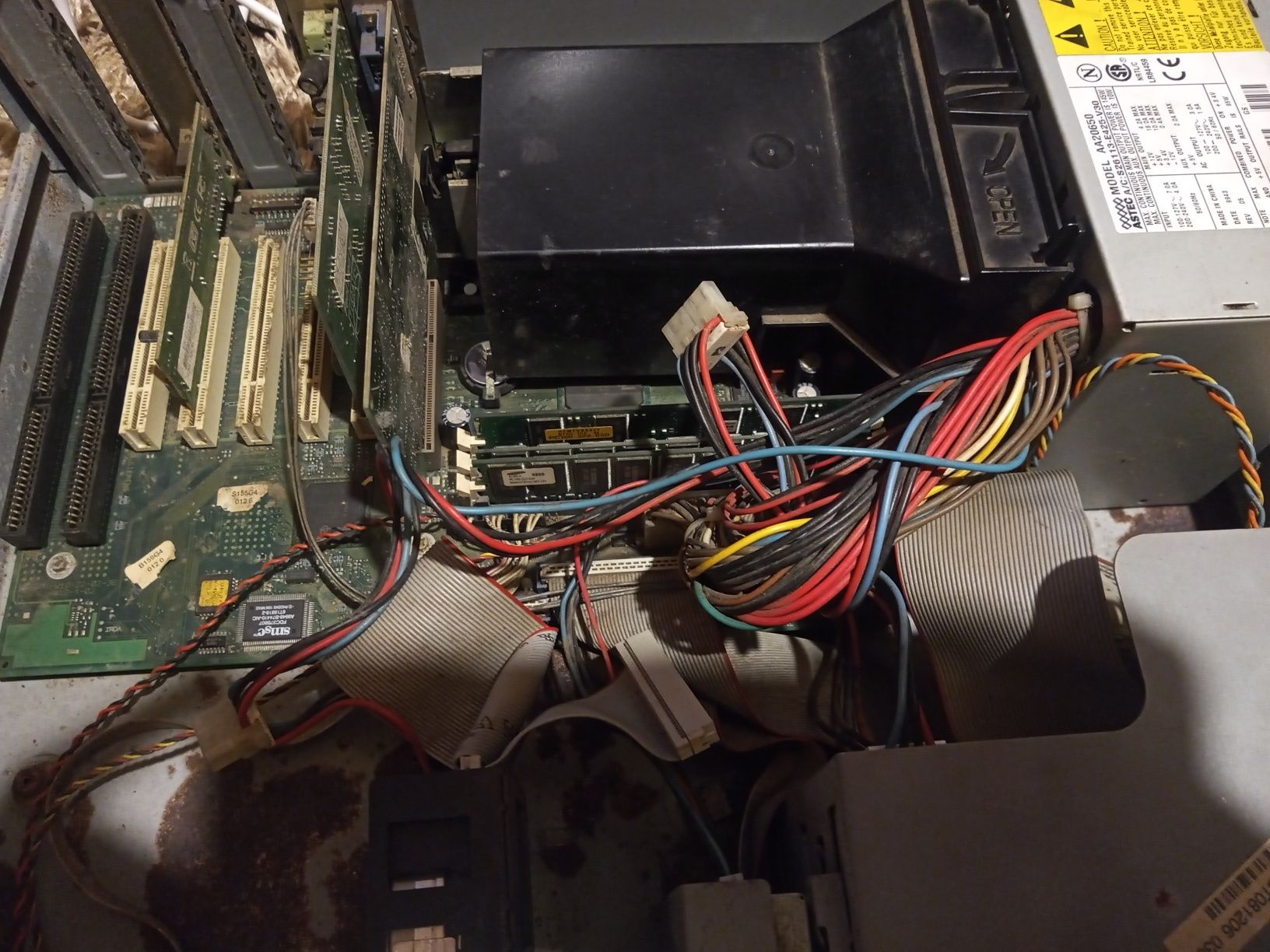 Stary komputer Fujitsu Siemens Pentium 3