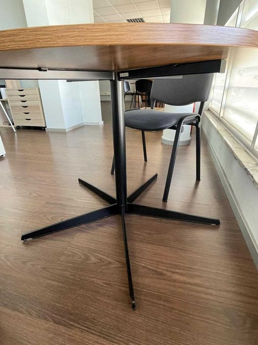 Mesa redonda de escritório com 2 cadeiras estofadas