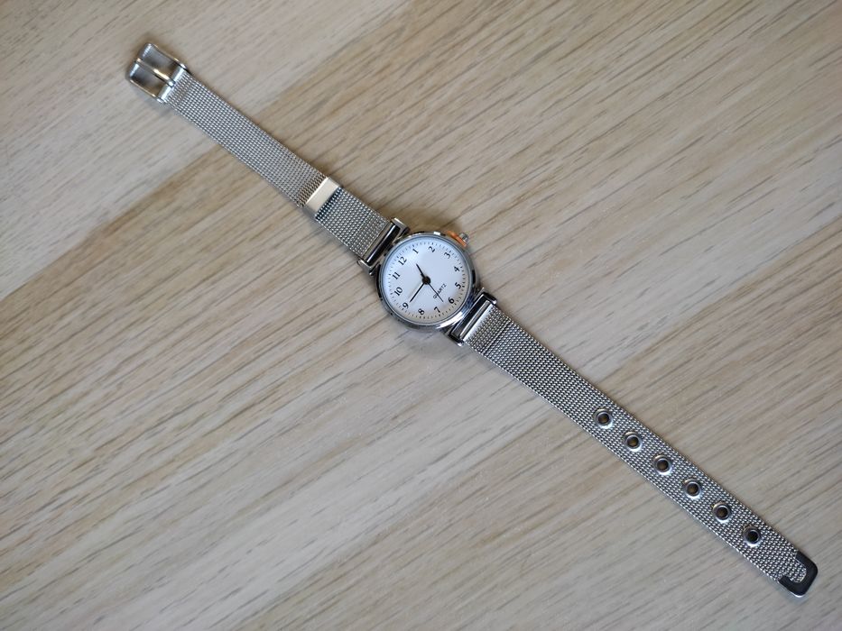 Sprzedam nowy zegarek damski.