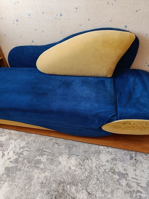 Диван  з нішою для речей.