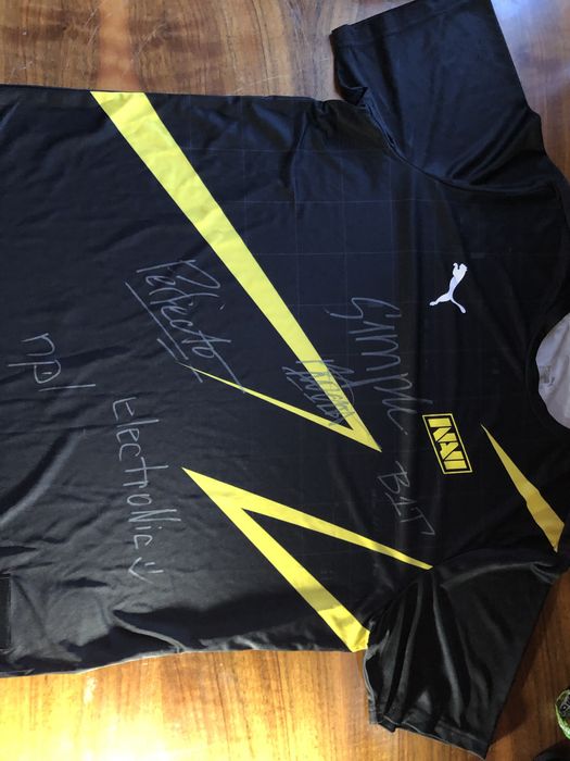 Колекційна футболка легендарного складу NaVi з автографами