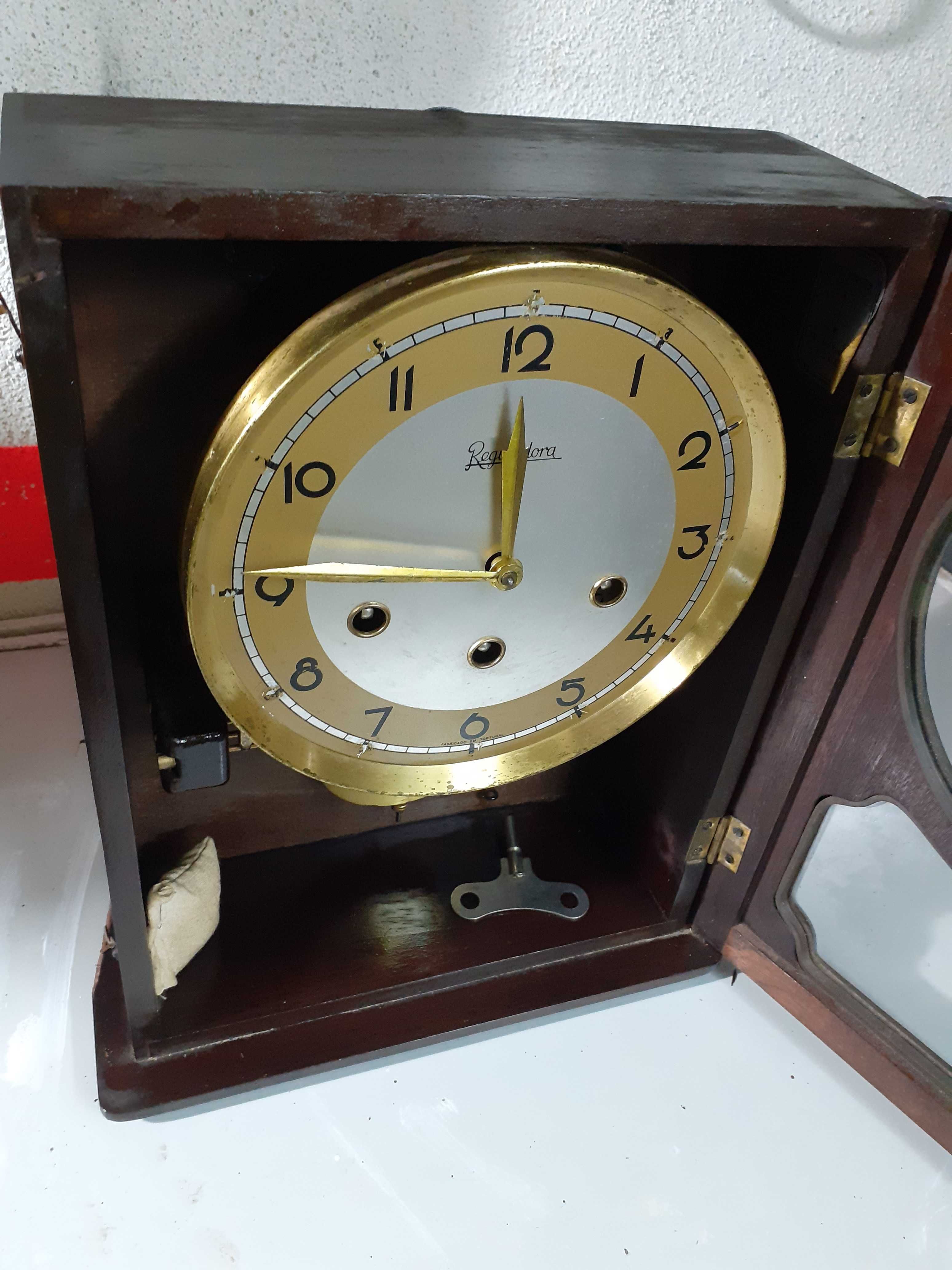 Relógio de parede original em madeira "fabricante a Reguladora"