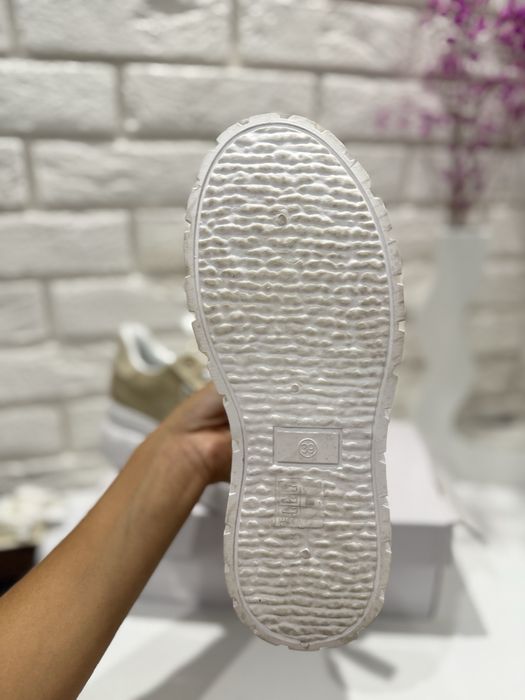 Buty bezowo-biale na wyzszej podeszwie