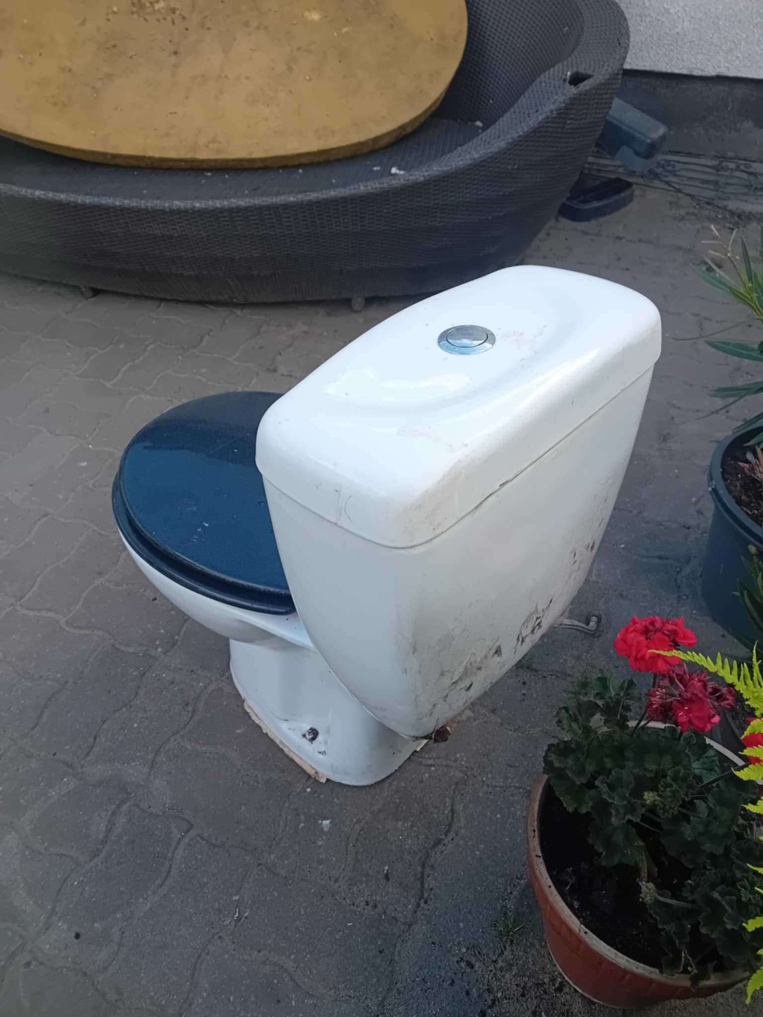 Toaleta wc kompakt na budowę sprawna spłuczka itd !