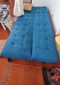 Vende-se sofá cama azul com pequenos defeitos. valor - 15€