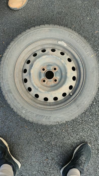 Sprzedam felgi stalowe 15” z zimowymi oponami– Corolla E12 4x100