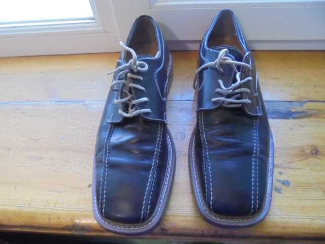 Светлый мужской костюм, рубашка на худенького парня