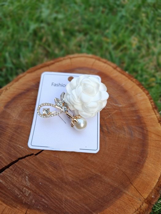 Broszka kwiatek perły cyrkonie cekiny