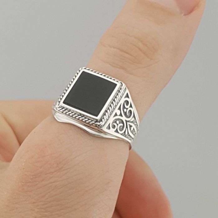 Чоловічий срібний перстень з каменем онікс печатка