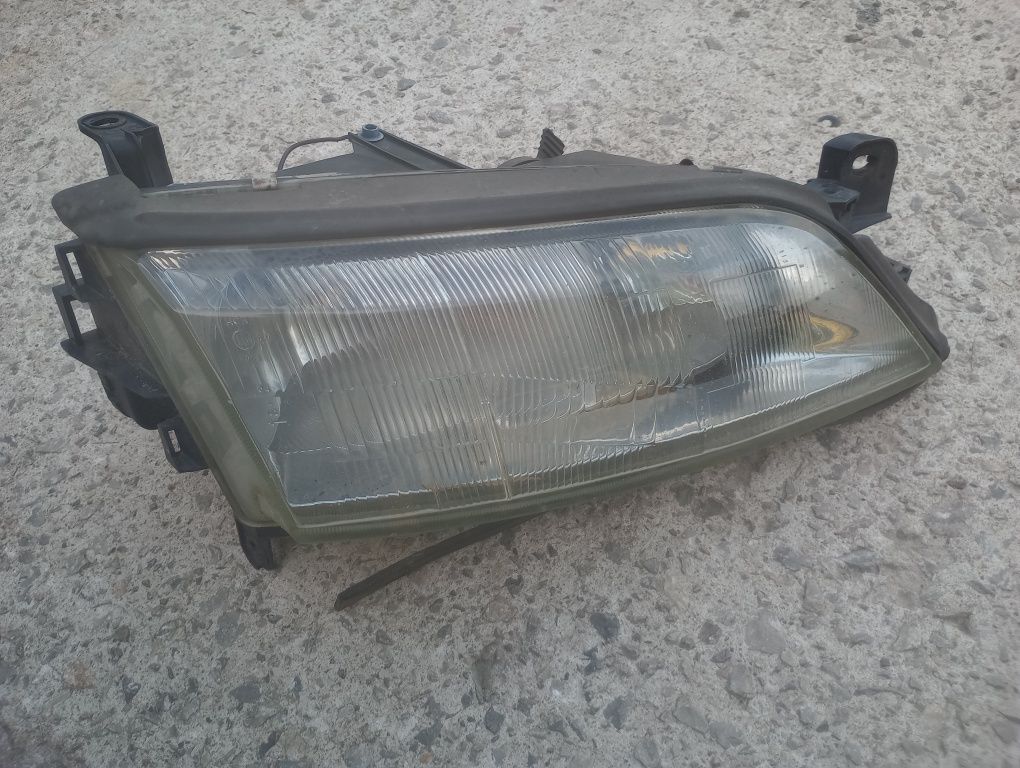 Opel Vectra B przed lift lampa prawa prawy przód