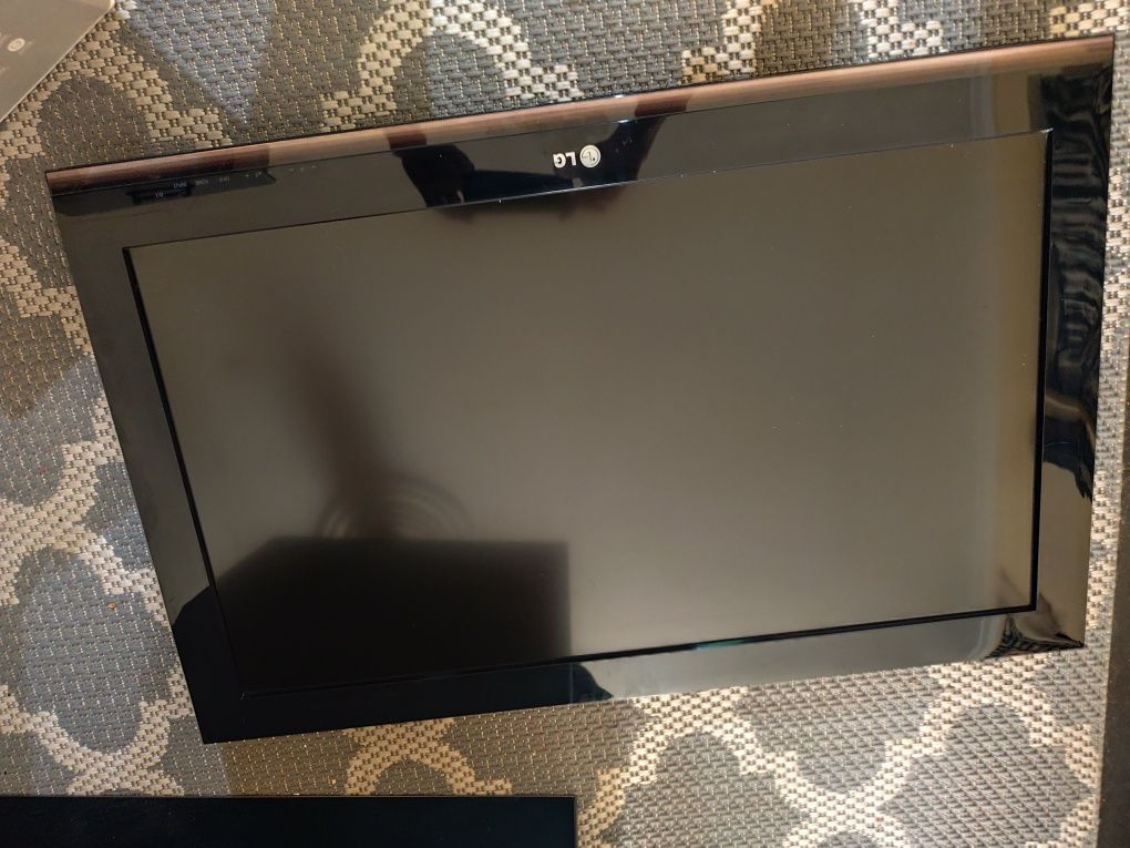 Tv LG  de 70cm por 40cm