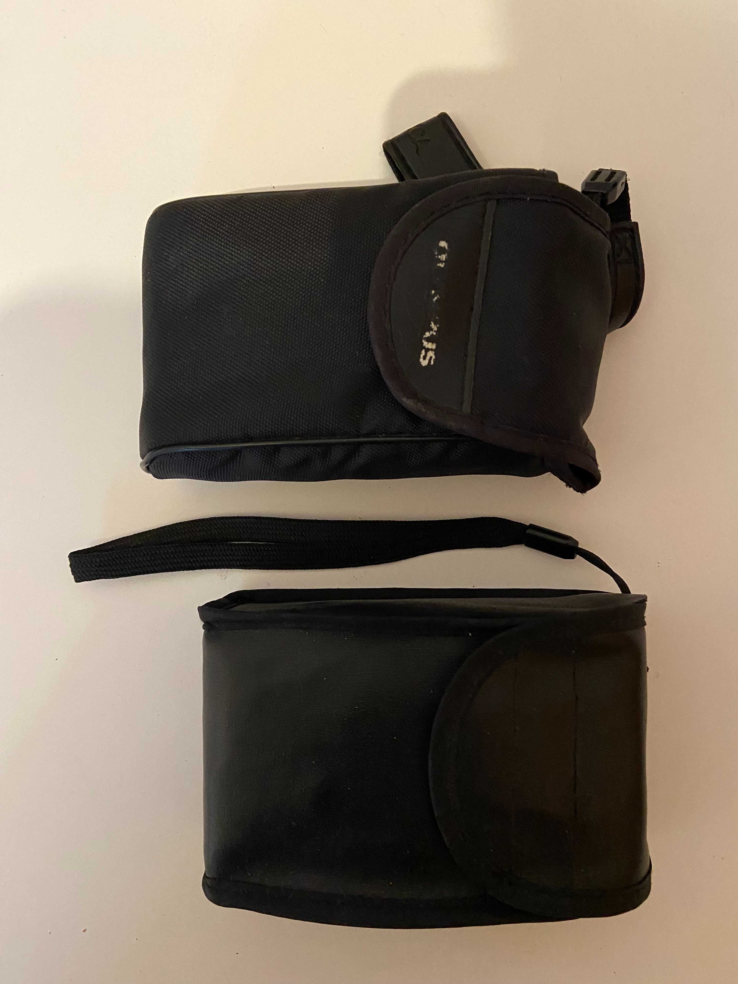 Máquinas fotográficas antigas com bolsa