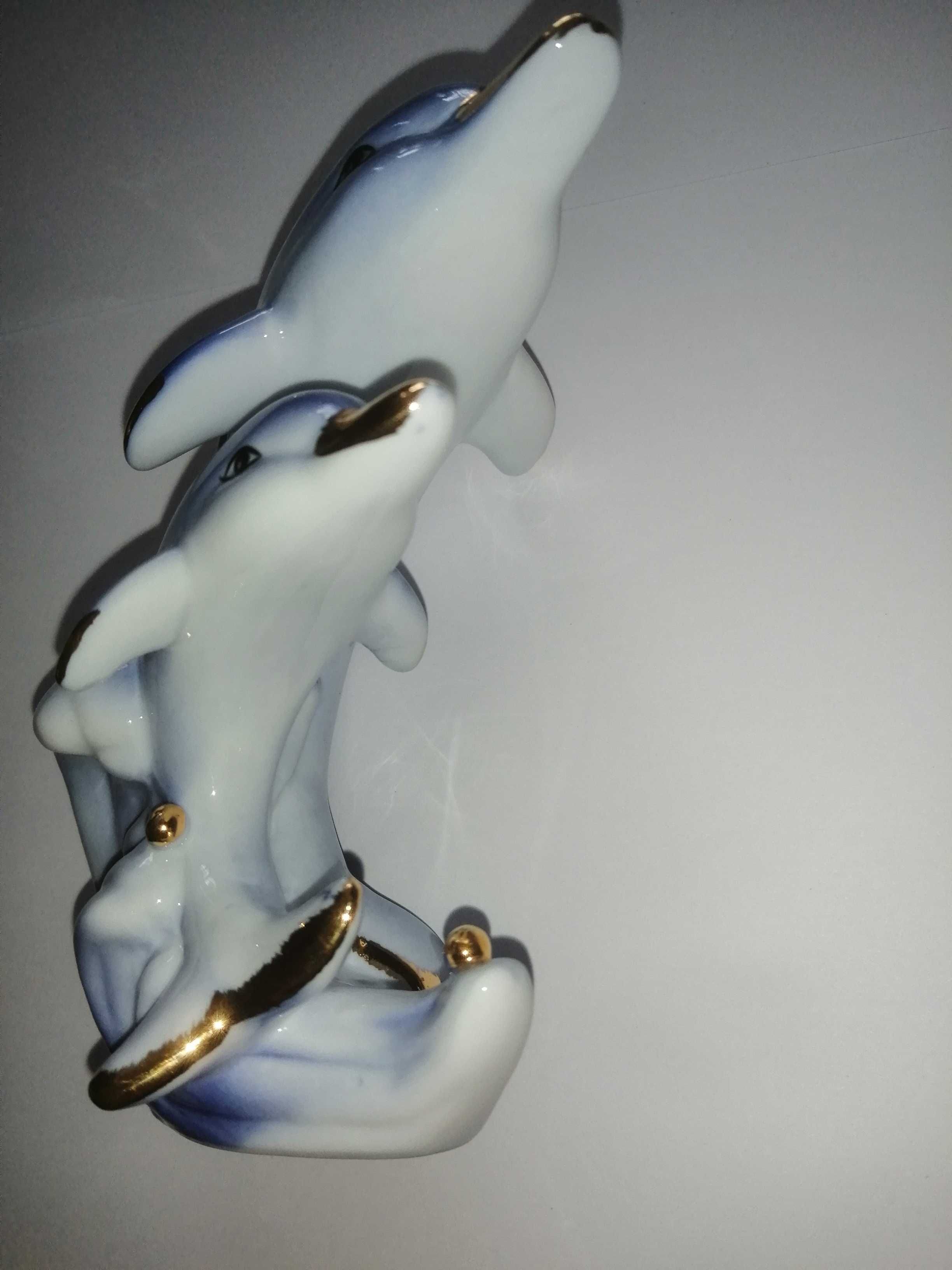 Figurka porcelanowa Delfiny na fali