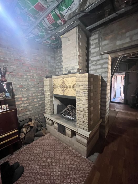 Дім на Космосі з незавершеним ремонтом .