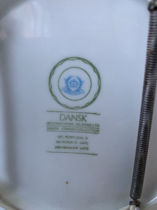 Dois pratos de cães de caça com 18 cms