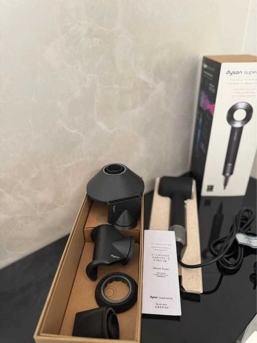 Suszarka Dyson Supersonic Origin w kolorze czarny nikiel.