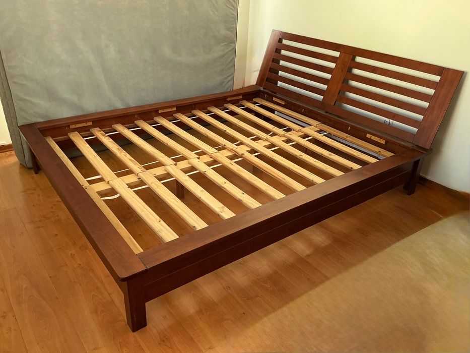 Linda cama de casal em madeira maciça + estrado. Como nova!