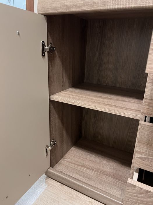 Szafkę RTV z wieloma półkami