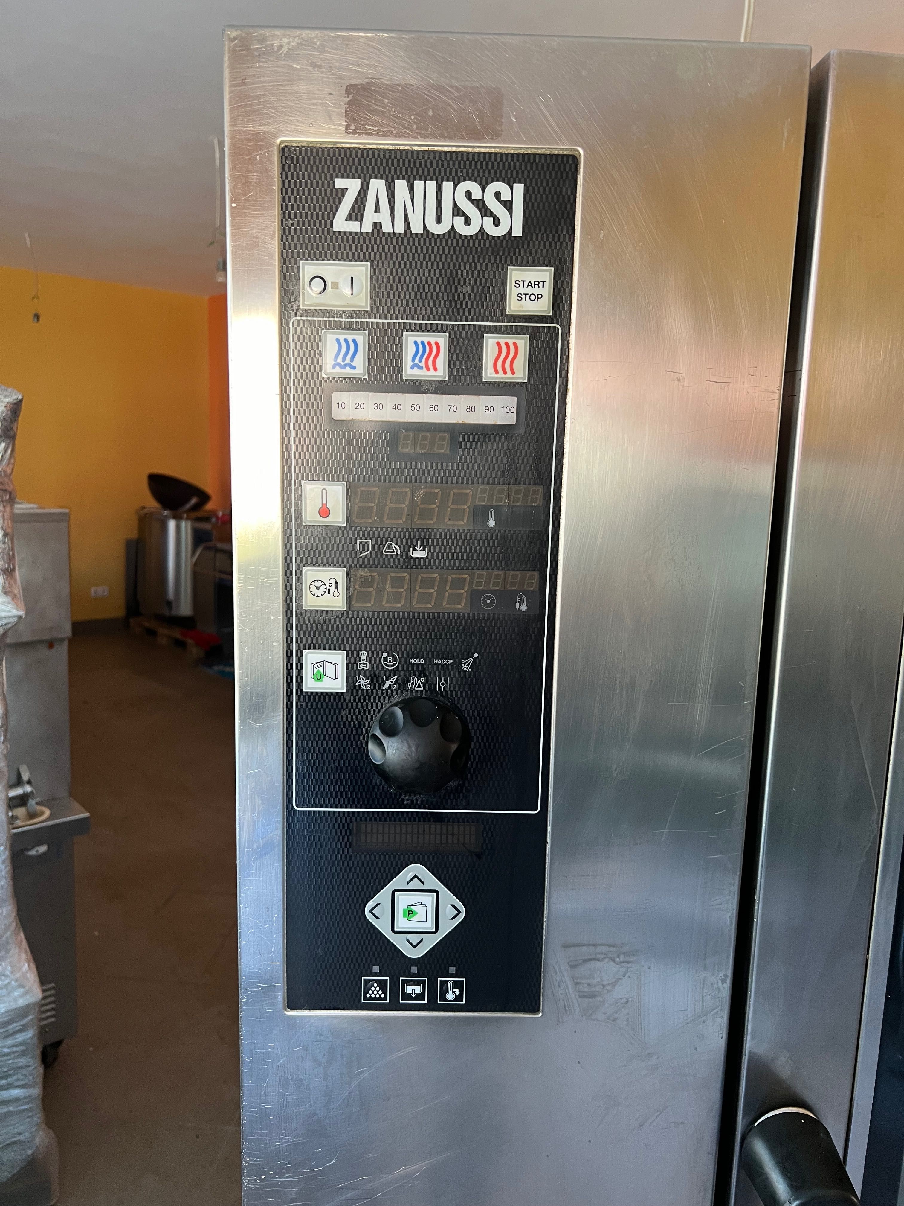 Piec konwekcyjno-parowy Zanussi EasySteam 20GN z wózkiem.