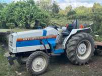 Trator Mitsubishi MT300 e capinadeira