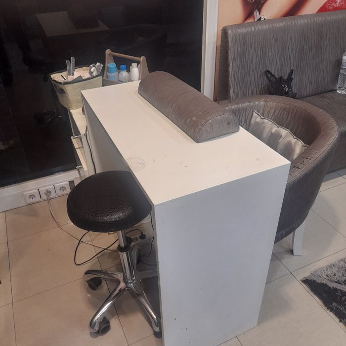 Alugo espaço com 2 Mesas de estética, para  unhas de gel
