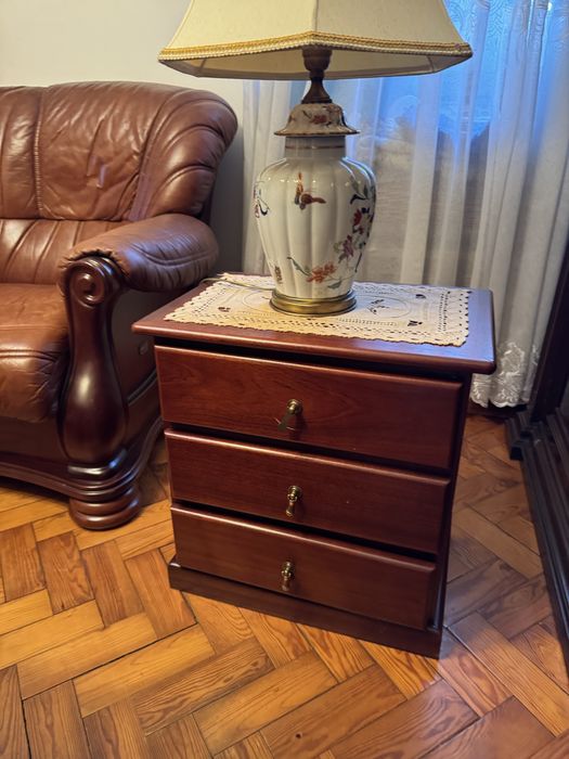 Mesa de cabeceira com madeira nogueira