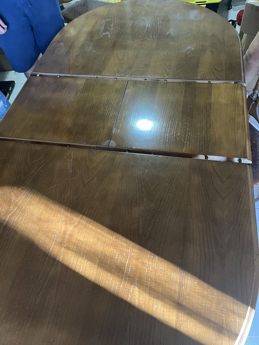 Mesa com cadeiras em bom estado