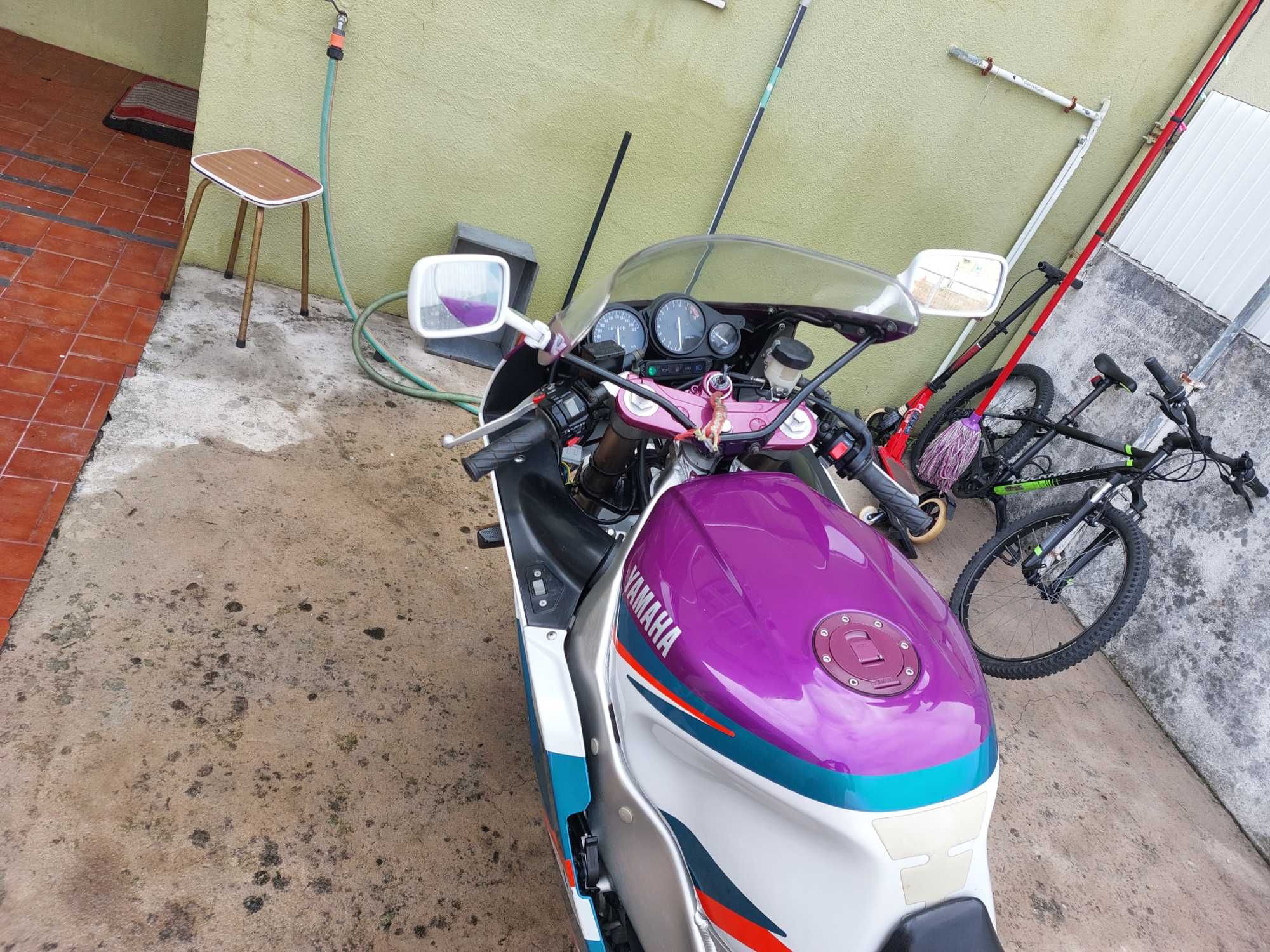 Clássica  .yamaha  fzr .mota de pista