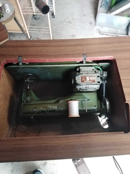 Máquina de custura eléctrica marca Husqvarna