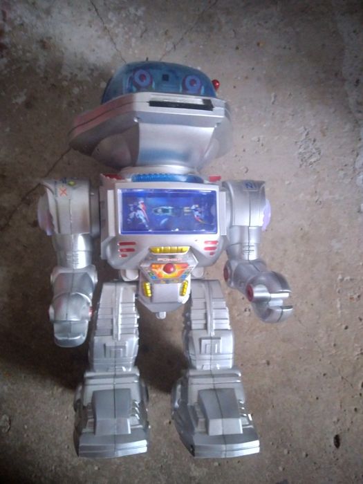 Игрушка робот интерактивньій