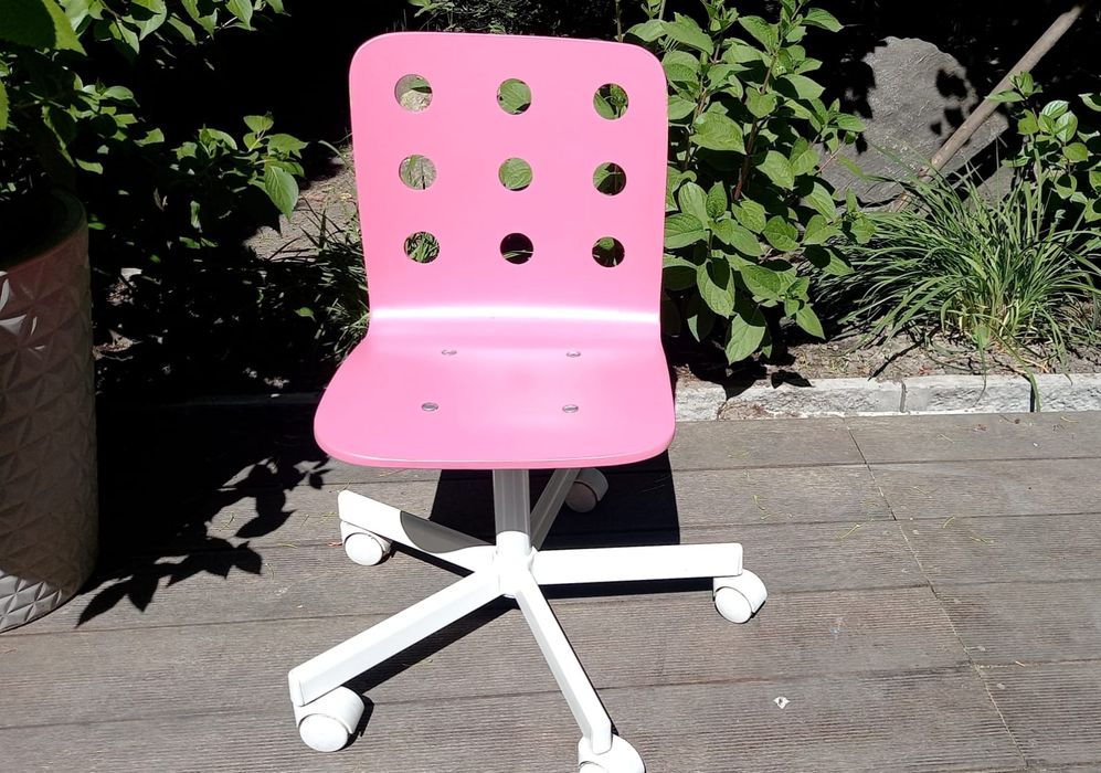 Różowe krzesło dziecięce IKEA obrotowe