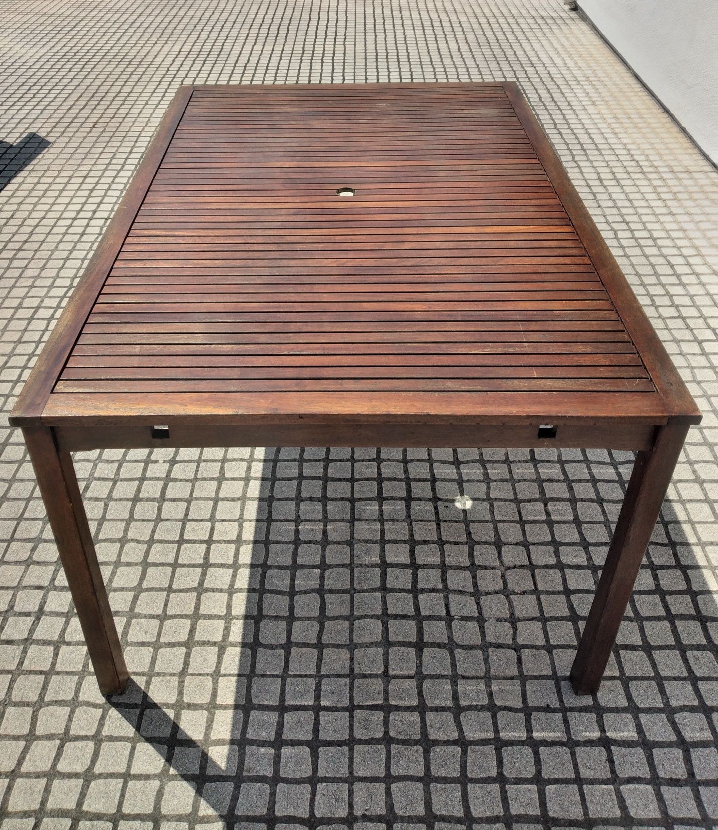 Mesa e 8 Cadeiras de Jardim em Madeira. Torres Vedras.