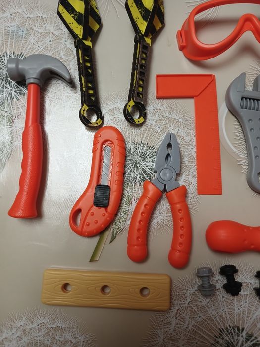 Набір іграшок для хлопчика,пістолет,інструменти,резиновий павук,змія.