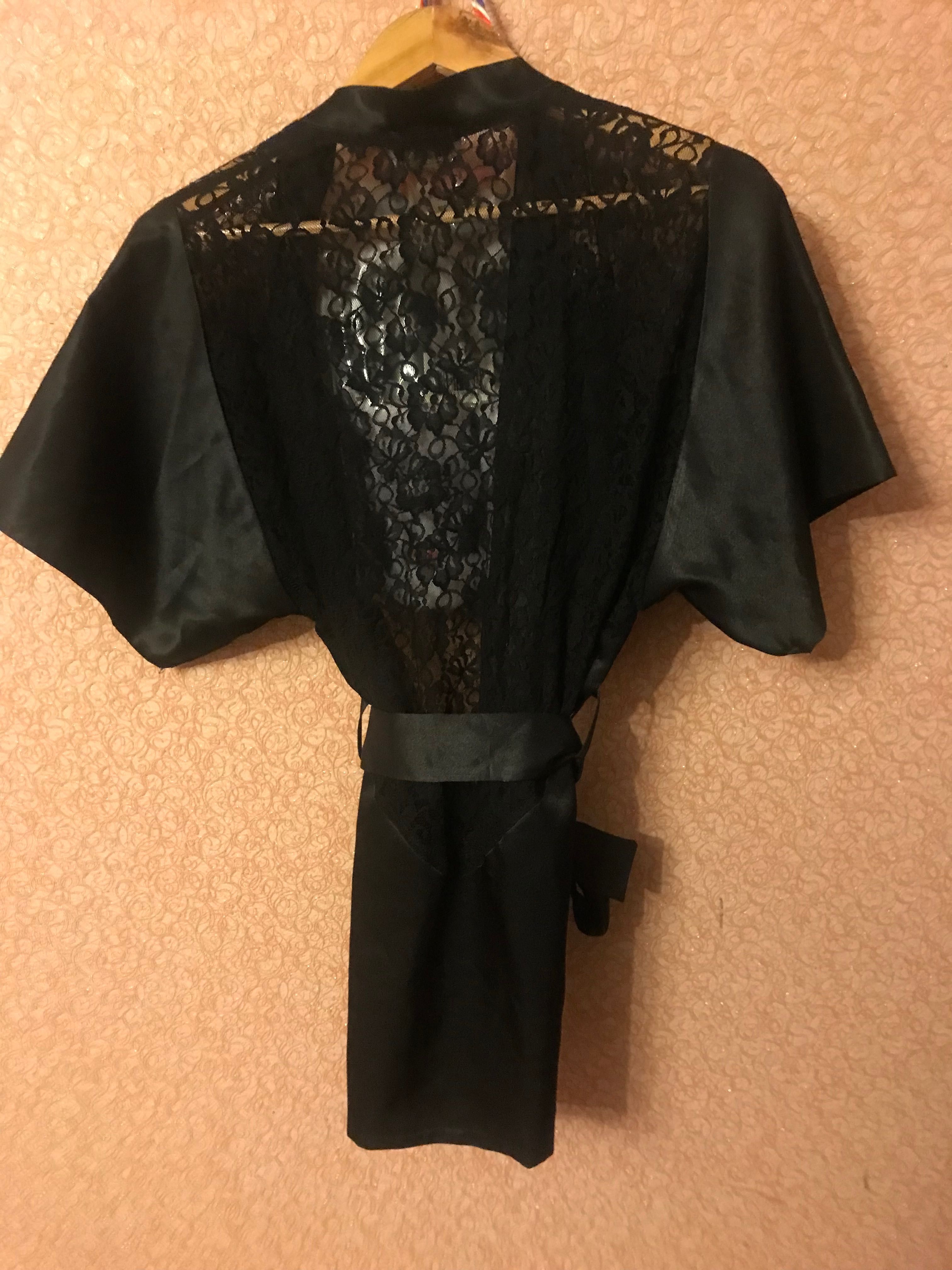 Новый атласный мини- халат с гепюровой спиной и рукавами , s . 490 грн