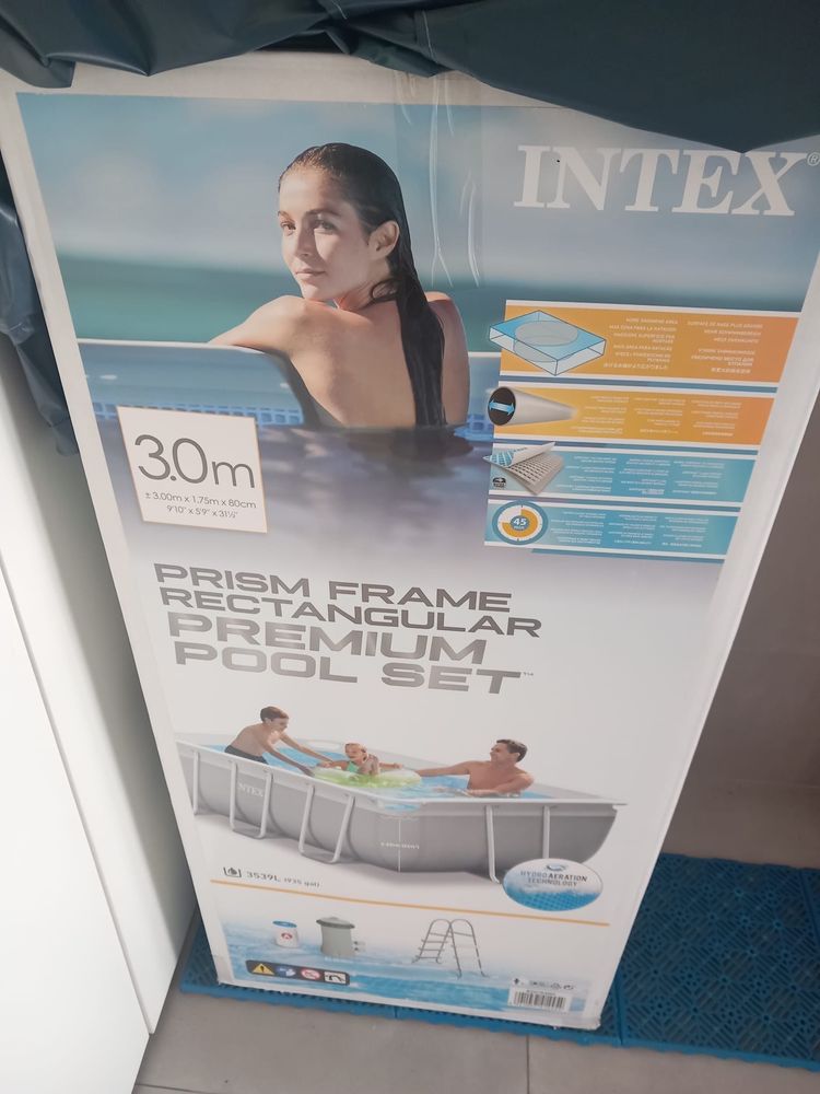 Piscina retangular com vários extras, usada apenas durante um verão