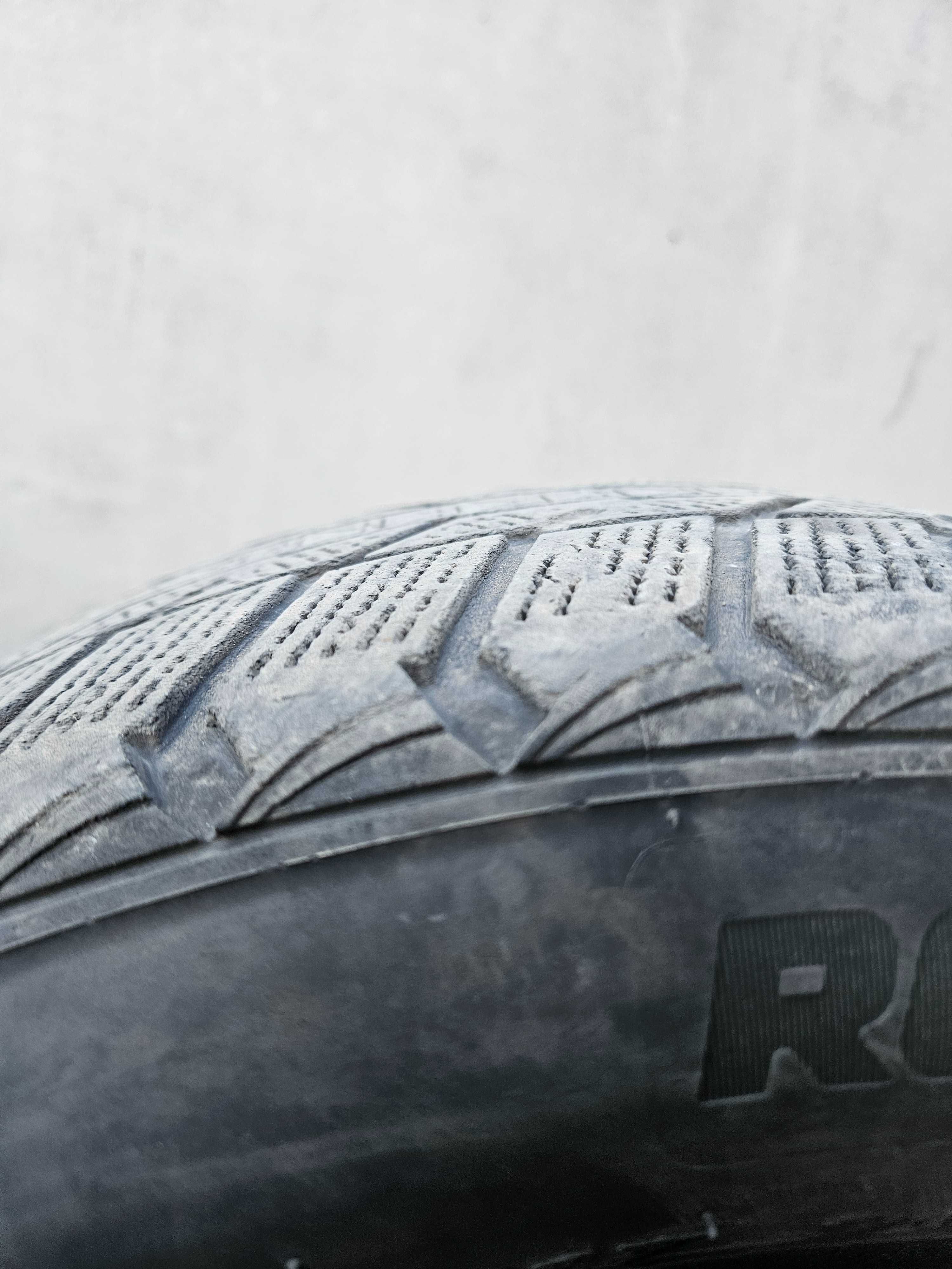 Шина б/в Roadstone 215/55/r17 зима, Корея