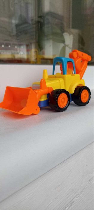 Экскаватор - бульдозер подвижные оба ковша, инерционный механизм