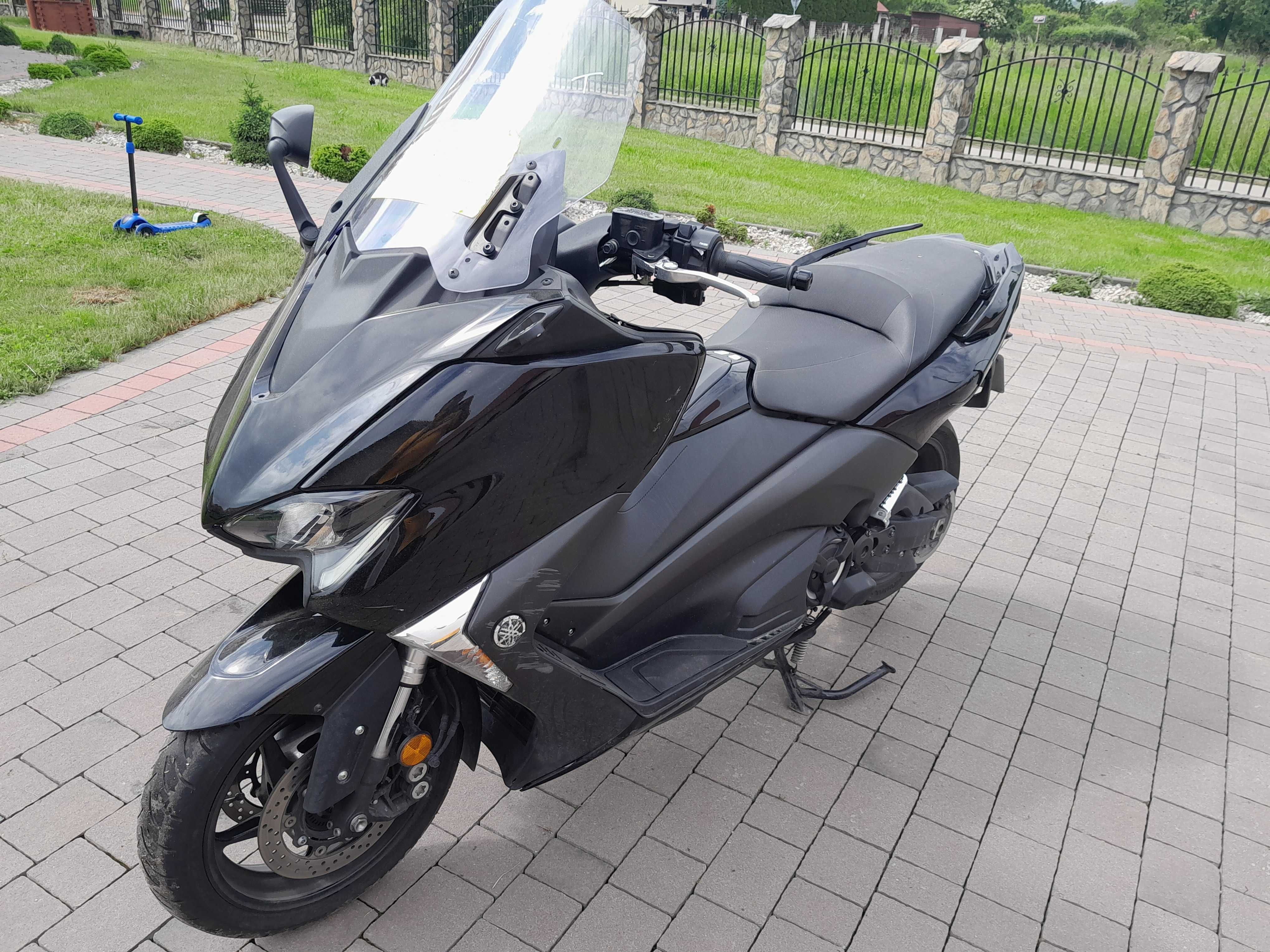 Yamaha T-max 530.