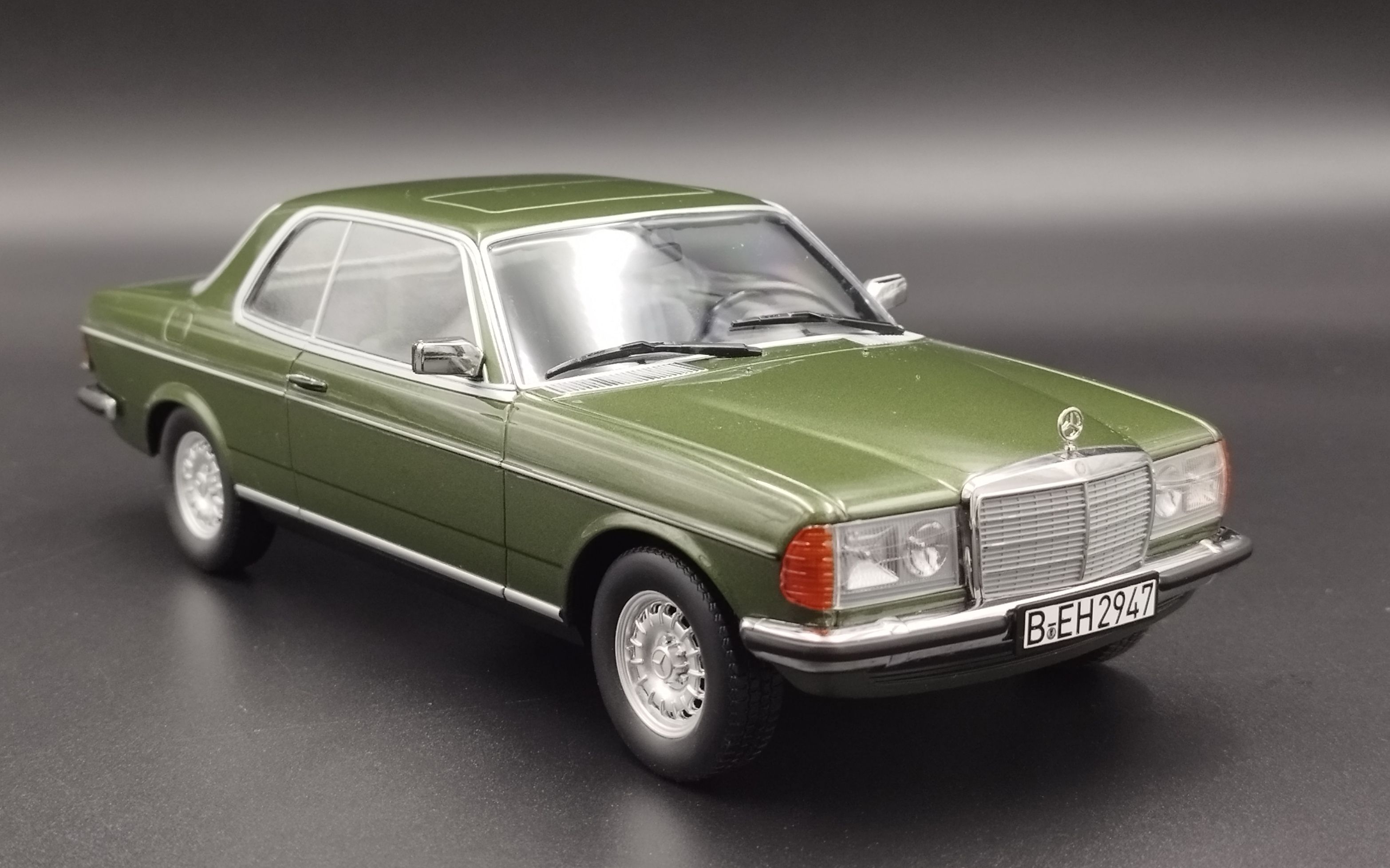 1:18 Norev 1966 Mercedes-Benz 280 CE W123 Coupe Green Model Nowy