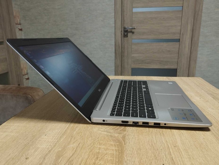 Ноутбук Dell Inspiron 5570,8 Ядер, i5-8250u,RAM 16GB,SSD 256GB,IPS США
