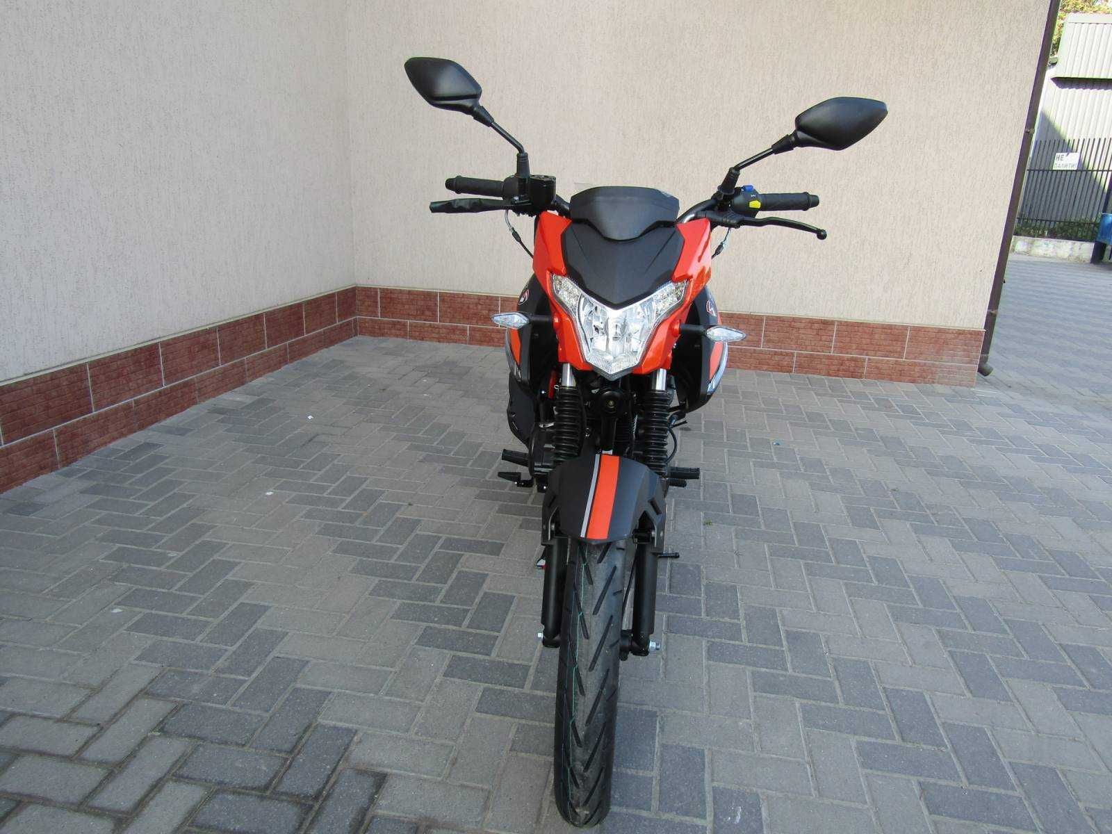 мотоцикл спарк 200-27 е ще черново чорний та білий