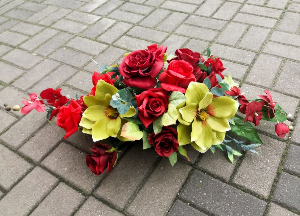 Kompozycja kwiatowa nagrobna stroik wiązanka na grób cmentarz róże