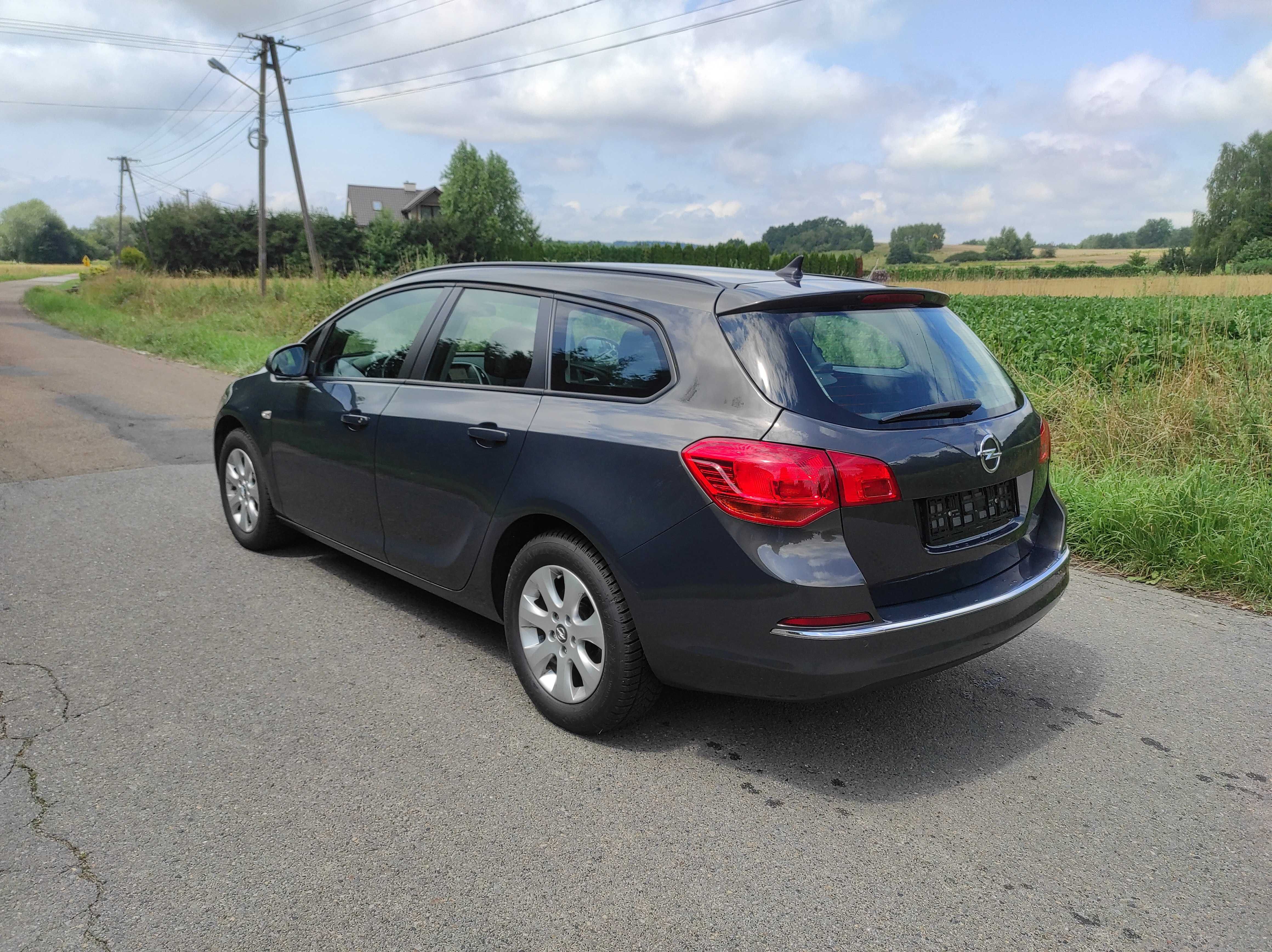 Opel Astra J 2016r. 1.6cdti 136km stan bdb