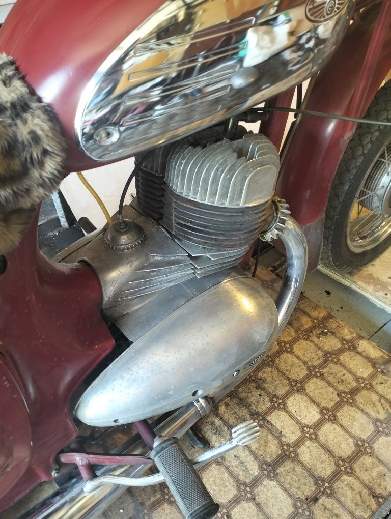 Продам Jawa Яву 350 . Старушка. На ходу. С документами.