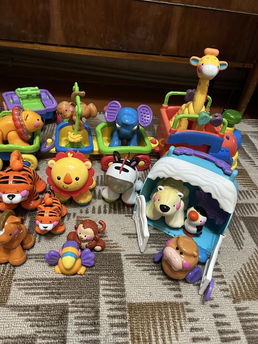 Трещетки Fisher Price + паравозик с вагонами